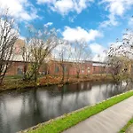 Apartment The Waterside Retreat At Montague - Centre - Riverside Living - Views - Sleeps 4 - Balcony - Free Wi-fi *