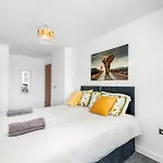 The Waterside Retreat At Montague - Centre - Riverside Living - Views - Sleeps 4 - Balcony - Free Wi-fi Apartment Leeds (West Yorkshire)