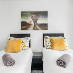 The Waterside Retreat At Montague - Centre - Riverside Living - Views - Sleeps 4 - Balcony - Free Wi-fi Apartment