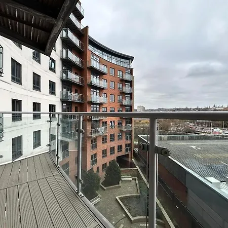 The Waterside Retreat At Montague - Centre - Riverside Living - Views - Sleeps 3 - Balcony - Free Wi-fi *