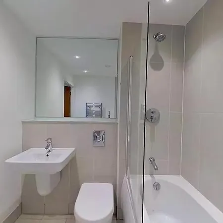 The Waterside Retreat At Montague - Centre - Riverside Living - Views - Sleeps 3 - Balcony - Free Wi-fi