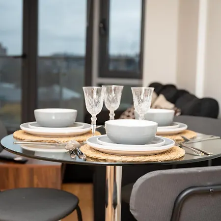 The Waterside Retreat At Montague - Centre - Riverside Living - Views - Sleeps 4 - Balcony - Free Wi-fi Apartment Leeds (West Yorkshire)