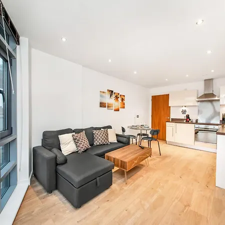 The Waterside Retreat At Montague - Centre - Riverside Living - Views - Sleeps 4 - Balcony - Free Wi-fi