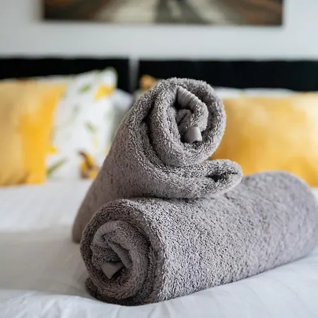 The Waterside Retreat At Montague - Centre - Riverside Living - Views - Sleeps 4 - Balcony - Free Wi-fi * Leeds (West Yorkshire)