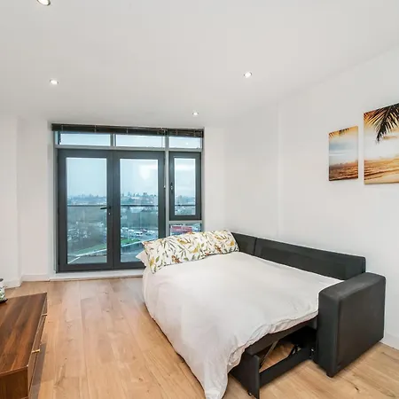 The Waterside Retreat At Montague - Centre - Riverside Living - Views - Sleeps 4 - Balcony - Free Wi-fi * Leeds (West Yorkshire)