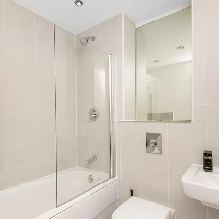 The Waterside Retreat At Montague - Centre - Riverside Living - Views - Sleeps 4 - Balcony - Free Wi-fi 리즈