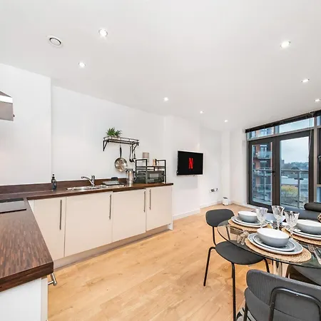 The Waterside Retreat At Montague - Centre - Riverside Living - Views - Sleeps 4 - Balcony - Free Wi-fi