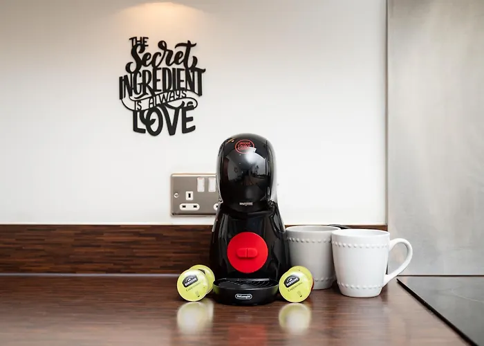 The Waterside Retreat At Montague - Centre - Riverside Living - Views - Sleeps 3 - Balcony - Free Wi-fi