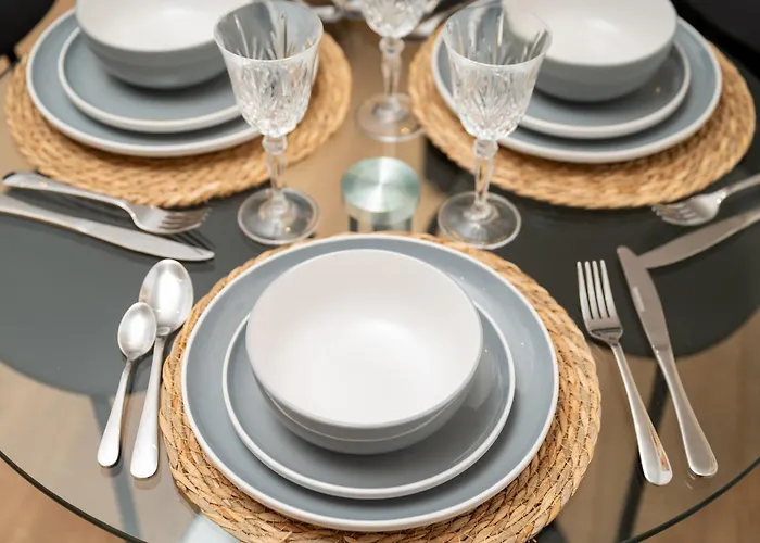 The Waterside Retreat At Montague - Centre - Riverside Living - Views - Sleeps 3 - Balcony - Free Wi-fi