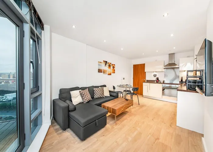 The Waterside Retreat At Montague - Centre - Riverside Living - Views - Sleeps 3 - Balcony - Free Wi-fi