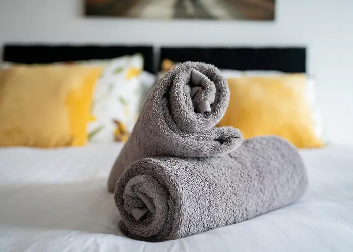 The Waterside Retreat At Montague - Centre - Riverside Living - Views - Sleeps 3 - Balcony - Free Wi-fi * Leeds (West Yorkshire)