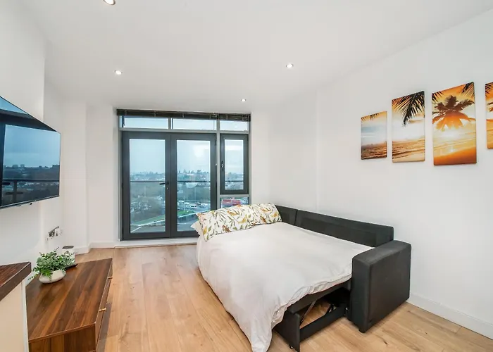 The Waterside Retreat At Montague - Centre - Riverside Living - Views - Sleeps 3 - Balcony - Free Wi-fi * Leeds (West Yorkshire)