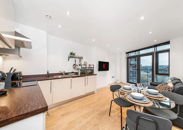 The Waterside Retreat At Montague - Centre - Riverside Living - Views - Sleeps 3 - Balcony - Free Wi-fi