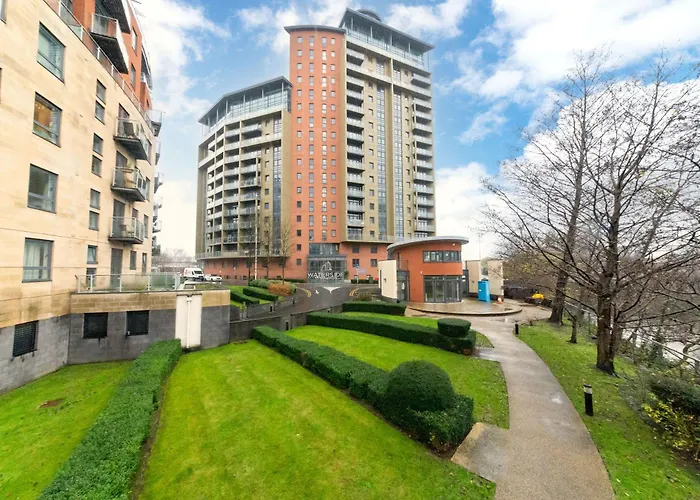 The Waterside Retreat At Montague - Centre - Riverside Living - Views - Sleeps 3 - Balcony - Free Wi-fi *