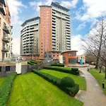 The Waterside Retreat At Montague - Centre - Riverside Living - Views - Sleeps 4 - Balcony - Free Wi-fi *