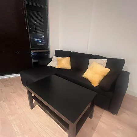 The Waterside Retreat At Montague - Centre - Riverside Living - Views - Sleeps 3 - Balcony - Free Wi-fi *