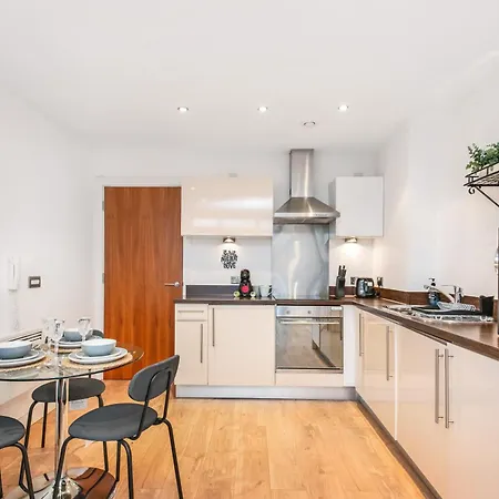 The Waterside Retreat At Montague - Centre - Riverside Living - Views - Sleeps 4 - Balcony - Free Wi-fi *