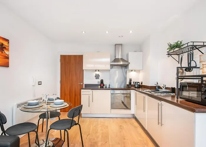 The Waterside Retreat At Montague - Centre - Riverside Living - Views - Sleeps 3 - Balcony - Free Wi-fi *