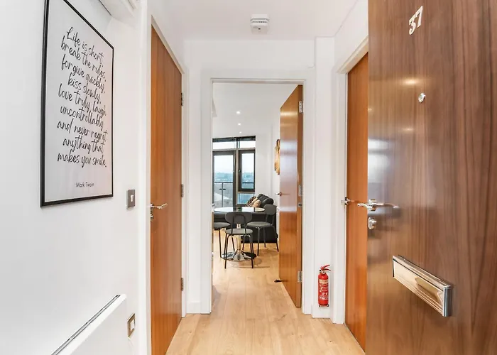 The Waterside Retreat At Montague - Centre - Riverside Living - Views - Sleeps 3 - Balcony - Free Wi-fi * Leeds (West Yorkshire)