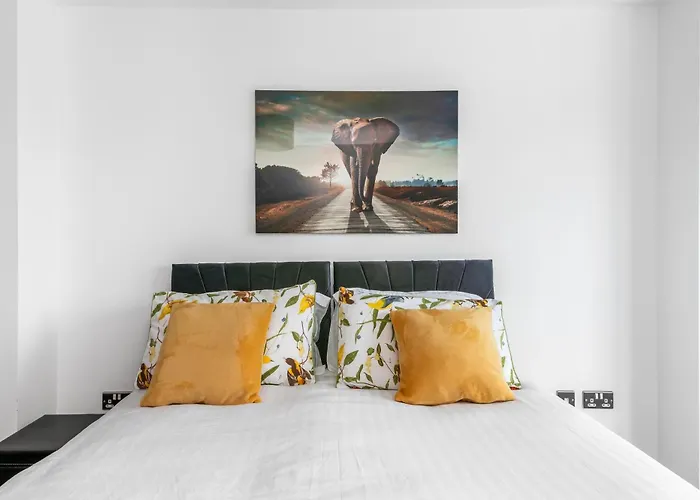 The Waterside Retreat At Montague - Centre - Riverside Living - Views - Sleeps 3 - Balcony - Free Wi-fi Apartment *