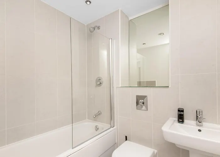 The Waterside Retreat At Montague - Centre - Riverside Living - Views - Sleeps 3 - Balcony - Free Wi-fi Leeds (West Yorkshire)